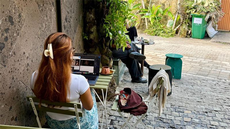 Wem gehört Bali? - Wie digitale Nomaden eine Insel verändern In den meisten Cafés in Canggu sitzen Remote Worker vor ihren Laptops.
