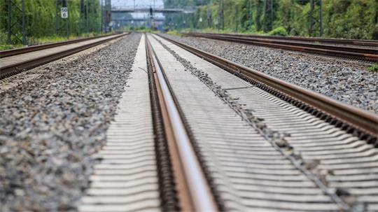 In den nächsten sechs Wochen kommt es zu erheblichen Ausfällen und Änderungen im Fernverkehr, Regionalverkehr und bei den Hamburger S-Bahnen. (Symbolbild)