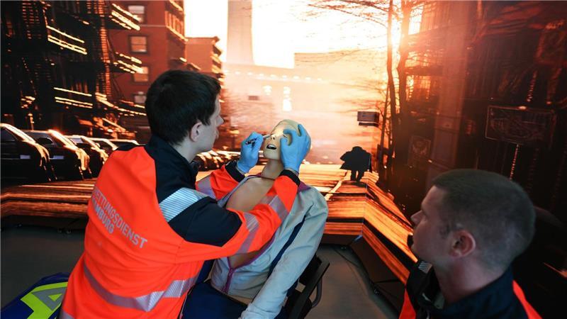 Zwei neue Gebäude der Hamburger Feuerwehrakademie eröffnet In den neuen Trainingsräumen der Hamburger Feuerwehrakademie können angehende Rettungssanitäter die Versorgung von Verletzten üben.