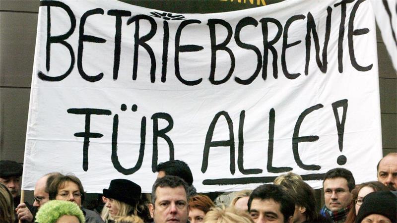 In den unteren Gehaltsgruppen mit einem Bruttolohn bis zu 2.500 Euro hat laut der Alterssicherungskommission nur rund ein Drittel der Beschäftigten Anspruch auf eine betriebliche Altersvorsorge. (Archivbild)
