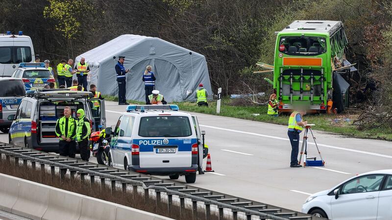Schwerer Busunfall: Drei der vier Todesopfer identifiziert In den vergangenen Jahren gab es immer wieder schwere Reisebusunfälle.