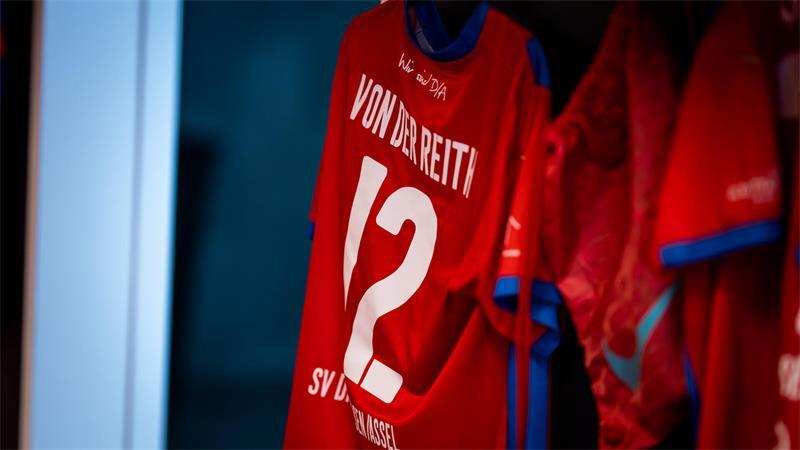 D/A-Wappen über dem Herzen: Das ist das Besondere am neuen Trikot In den vergangenen Jahren verkaufte der Verein vor allem Trikots von Nico von der Reith (früher Mau), Jannes Elfers und dem heutigen Sportdirektor Sören Behrmann.