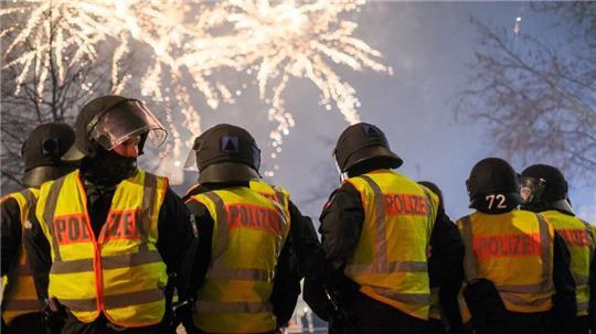In den vergangenen Silvesternächten waren Polizistinnen und Polizisten mehrfach mit Feuerwerkskörpern angegriffen worden. (Symbolbild)