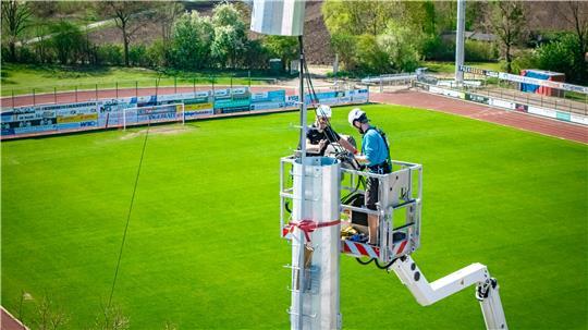 In den vergangenen Wochen haben Spezialisten die neuen Flutlichtmasten am Kehdinger Stadion errichtet.