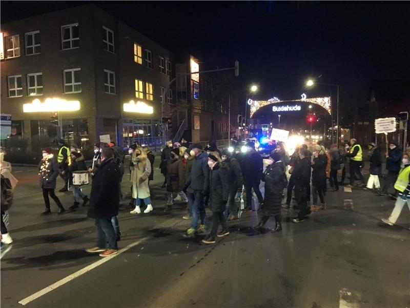 In den vergangenen Wochen waren an jedem Montag zwischen 300 und 450 Menschen aus der Querdenker-Szene in Buxtehude unterwegs. Für den kommenden Montag ist erstmals keine neue Demonstration angemeldet. Foto: Wisser