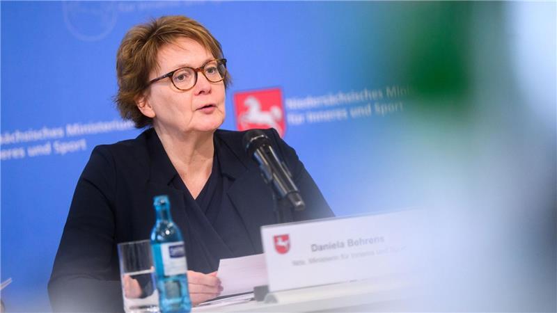 In den vergangenen zwei Jahren konnte Ministerin Behrens von einem Rückgang politisch motivierter Kriminalität berichten – jetzt sind die Zahlen deutlich gestiegen.