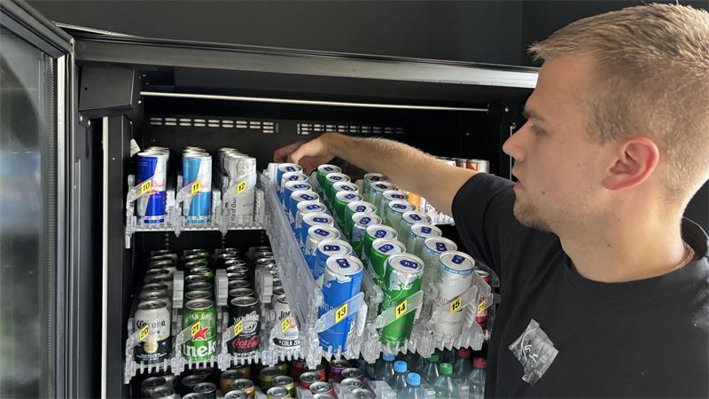 24/7 geöffnet: Dollerner erfüllt sich Traum vom eigenen Laden In den vier Automaten ist Platz für etwa 1400 Produkte.