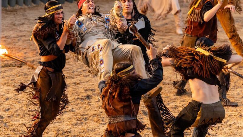 In der 19. Aufführung kam der 100.000 Zuschauer der Saison - Alexander Klaws (2.v.l) spielt den Winnetou. (Archivbild)