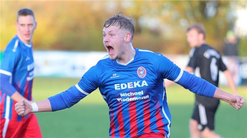 Spieler, Trainer, Urgestein: Hees ist „der Zidane von Oste/Oldendorf“ In der 73. Minute hat O/O Grund zum Jubeln. Mika Schomacker erzielt das 1:1 und sein erstes Saisontor.