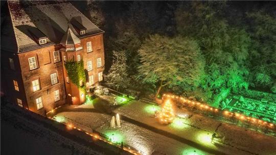In der Adventszeit macht der traditionelle Weihnachts- und Kunsthandwerkermarkt das Schloss Agathenburg zum besonderen Anziehungspunkt.