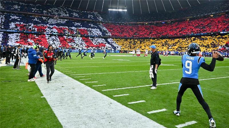 NFL-Spektakel in München: Panthers gewinnen Football-Krimi In der Allianz Arena wurde ein große Choreographie vorbereitet.