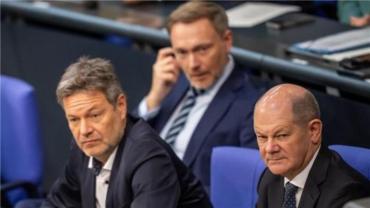 In der Ampel hakt es immer wieder. Finanzminister Lindner kritisiert nun das Auftreten der Koalition in der Wirtschaftspolitik - und geht Kanzler Olaf Scholz und Vizekanzler Robert Habeck direkt an. (Archivbild)