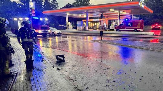 In der Apensener Straße in Buxtehude wurde am Freitagabend die Fahrbahn überschwemmt.