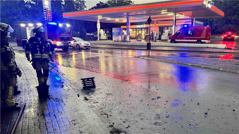 In der Apensener Straße in Buxtehude wurde die Fahrbahn überschwemmt.