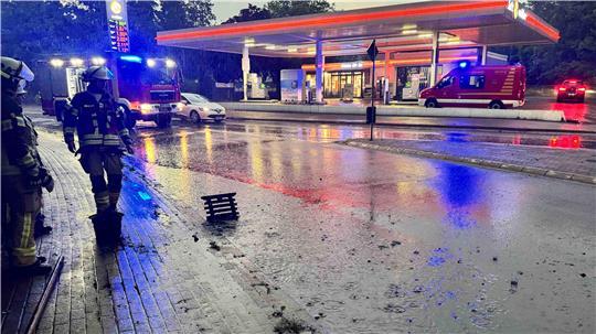 In der Apensener Straße in Buxtehude wurde die Fahrbahn überschwemmt.