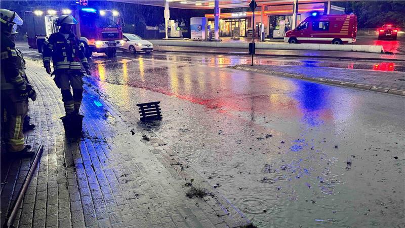 In der Apensener Straße in Buxtehude wurde die Fahrbahn überschwemmt.