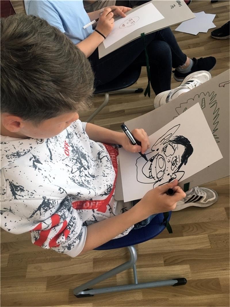 Schüler stellen im Schloss Agathenburg aus In der Art eines Speeddatings sollten die Schüler in kurzer Zeit Karikaturen ihres jeweiligen Gegenübers zeichnen. Fotos: Weselmann