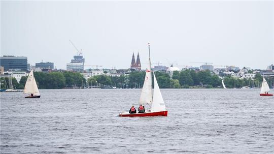 In der Außenalster wurde eine Leiche entdeckt. (Archivbild)