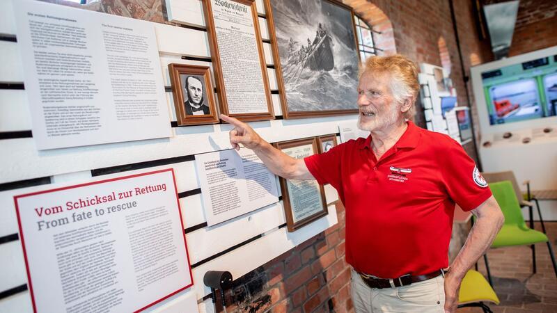 Vom Schicksal zur Rettung - Wie die Seenotrettung begann In der Ausstellung geben Bilder, Zeitungsartikel und Audiostationen einen Einblick in die Geschichte der Seenotretter.
