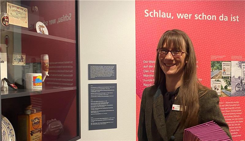 Was Buxtehudes Hase und Igel mit Billard und Kegeln zu tun hat In der Ausstellung präsentiert Kuratorin Tanja Gissel eine Reihe kurioser Souvenirs und Produkte, die es im Laufe der Zeit zum Märchen von Hase und Igel gegeben hat.