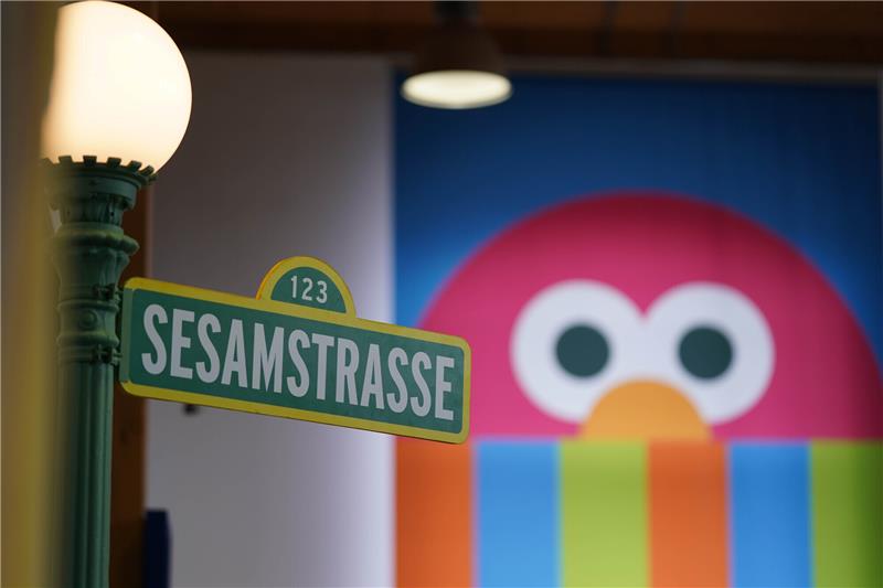 In der Ausstellung sind Puppen, Requisiten und Kostüme aus fünf Jahrzehnten der "Sesamstraße", die in Deutschland seit 1973 von Sesame Workshop und dem Norddeutschen Rundfunk (NDR) koproduziert wird, zu sehen. Foto: Marcus Brandt/dpa