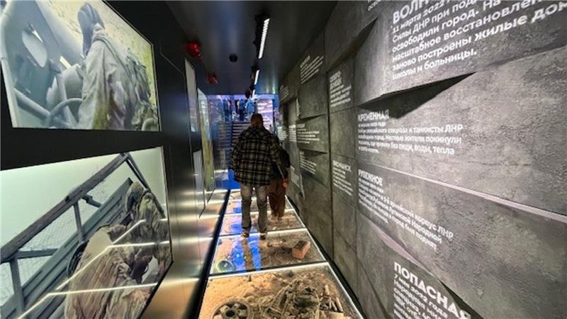 In der Ausstellung wird auch auf die im völkerrechtswidrigen Angriffskrieg eroberten ukrainischen Gebiete hingewiesen.