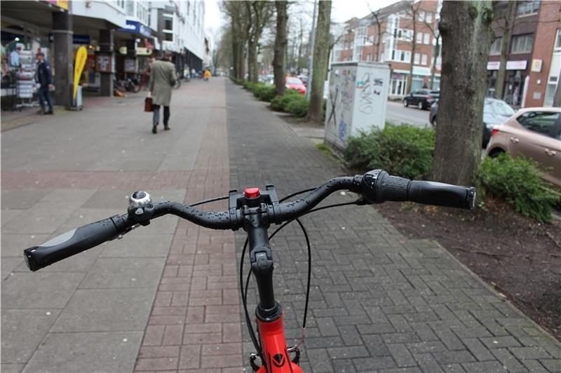 In der Bahnhofstraße können Radfahrer selbst entscheiden, ob sie auf dem Radweg oder auf der Fahrbahn fahren. Foto: Frank