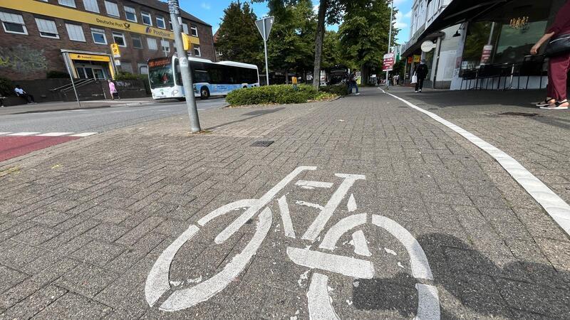 Verkehrsversuch Bahnhofstraße: Die zehn wichtigsten Fragen und Antworten In der Bahnhofstraße sind täglich 4000 bis 5000 Autos und 2000 Radfahrer unterwegs.