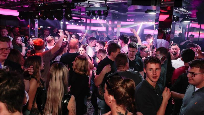 In der Ballerbude werden seit Anfang des Jahres hauptsächlich Techno und Hardstyle gespielt – das junge Publikum scheint begeistert.
