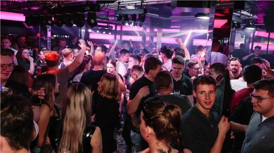 In der Ballerbude werden seit Anfang des Jahres hauptsächlich Techno und Hardstyle gespielt – das junge Publikum scheint begeistert.