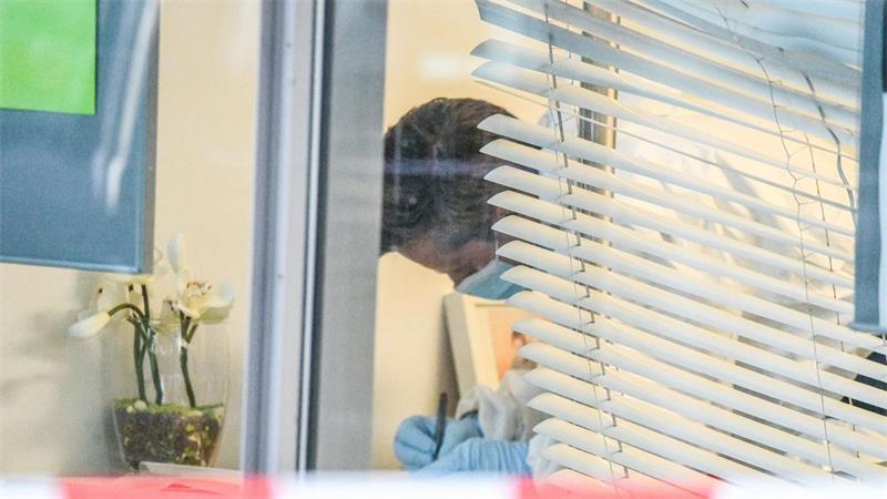 Ermittlungen nach tödlicher Messerattacke in Bankfiliale In der Bank läuft die Sputensicherung.