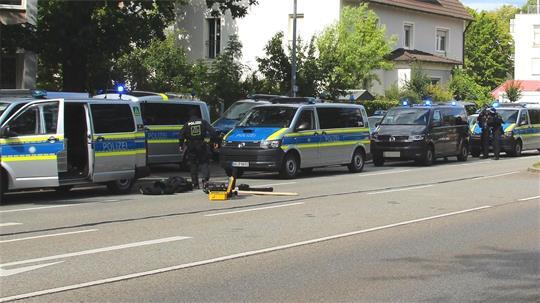 In der Bankfiliale ist ein Mensch lebensbedrohlich verletzt worden.