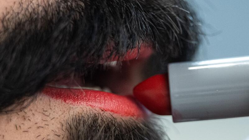 In der Barockzeit schminkten Männer die Lippen eher dunkelrot, sagt Visagist Koch.