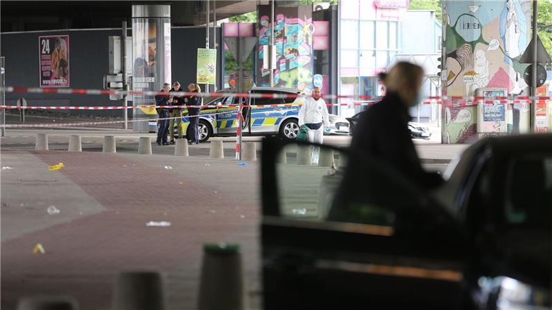 In der Bielefelder Innenstadt soll ein Mann mehrere Menschen in der Nacht verletzt haben. 