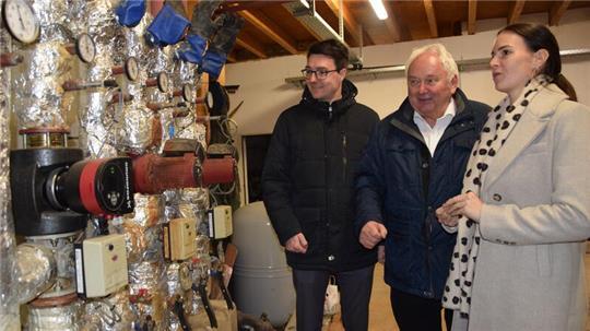 In der Biogasanlage in Ketzendorf erklärt Betreiber Heiner Schönecke (Mitte) den CDU-Bundestagskandidaten Christoph Frauenpreiß und Vanessa Zobel die Technik.