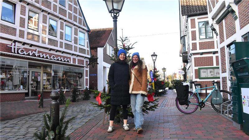 Solveig Seliger und Laura Wagenknecht umarmen sich und stehen in der Bürgerei in Jork.