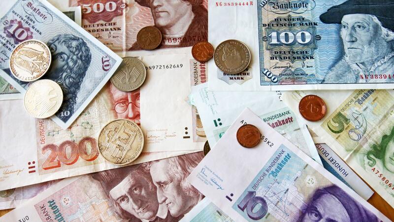 Millionen-Betrag: So viel D-Mark tauschte die Bundesbank 2023 in Niedersachsen um In der Bundesbank-Filiale Rostock liegen D-Mark-Geldscheine und Münzen auf dem Tisch.