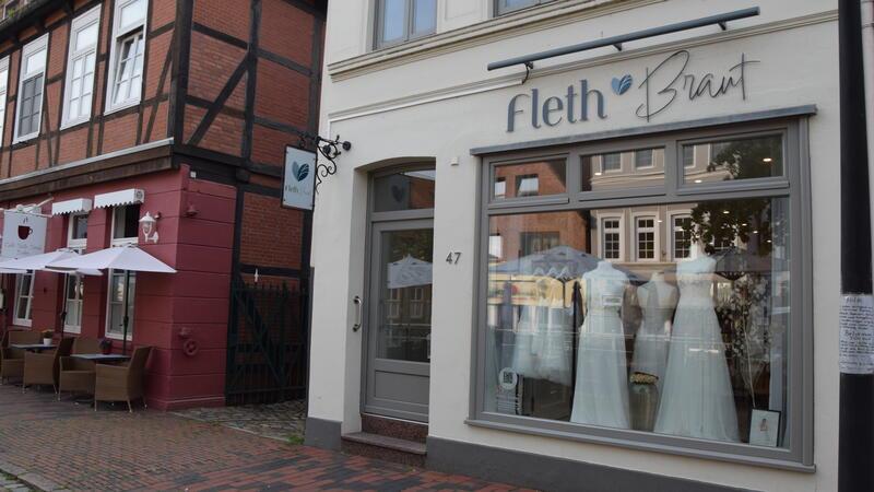 In der Buxtehuder Altstadt am Westfleth befindet sich das Brautmodengeschäft Fleth Braut. Etwa 120 Brautmodenläden gibt es in Niedersachsen.