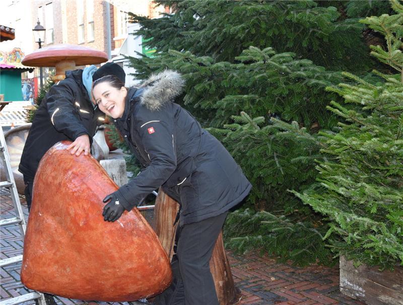 In der Buxtehuder Altstadt entsteht eine weihnachtliche Märchenlandschaft: Stadtmarketing-Mitarbeiterin Heike Böttger baut einen beleuchteten Riesenpilz auf.