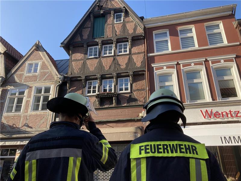 In der Buxtehuder Altstadt ist am Dienstagmorgen ein kleines Feuer ausgebrochen. Fotos: Vasel