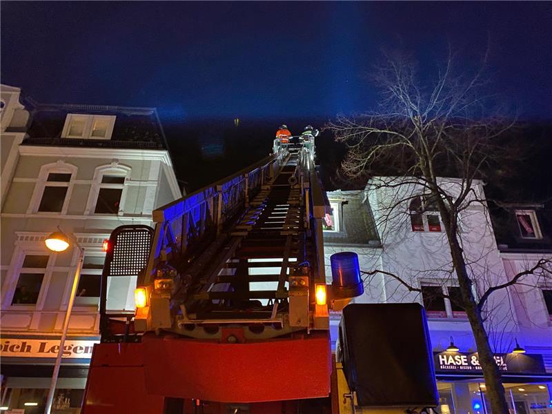Sturmschäden: „Zeynep“ kostet Versicherer über 900 Millionen Euro In der Buxtehuder Bahnhofstraße Lösten sich Dachteile und prallten auf Fußweg. Foto: Vasel