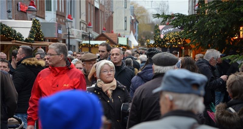 In der Buxtehuder Fußgängerzone wurde es ziemlich eng. Glühwein, Imbissbuden und geöffnete Geschäfte zogen am Sonntag besonders Besucher aus dem Umland an. Fotos: Husung
