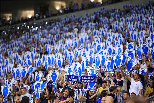 In der Champions League ging es für den FC Porto heute gegen den FC Barcelona. Die Porto-Fans jubeln auf der Tribüne und motivieren die Mannschaft mit Plakaten zum Pokalgewinn.