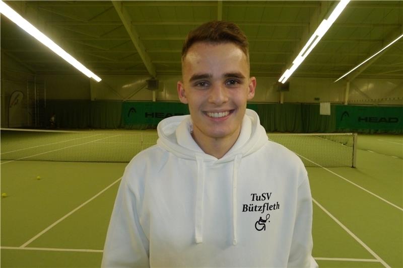 In der Drochterser Tennishalle: Nic Bunge vom TuSV Bützfleth bietet Rollstuhlfahrern Trainingsstunden an. Foto: Reineke