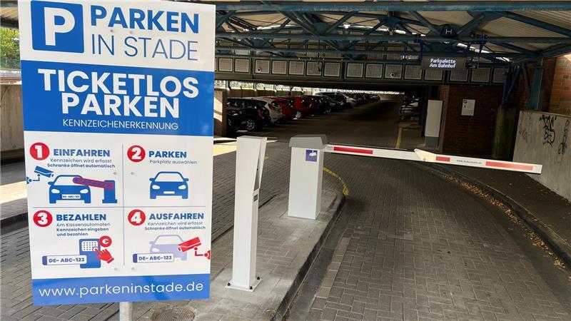 So funktioniert das digitale Parken in der Palette am Stader Bahnhof In der Einfahrt zur Palette am Stader Bahnhof werden die neuen Parkregeln erklärt. Neu ist auch die Schranke.