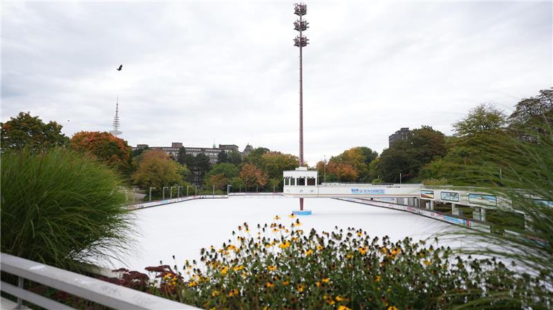 In der Eisarena in Planten un Blomen gibt es unter anderem besondere Preise für Saisontickets und spezielle Familientage. (Archivbild)