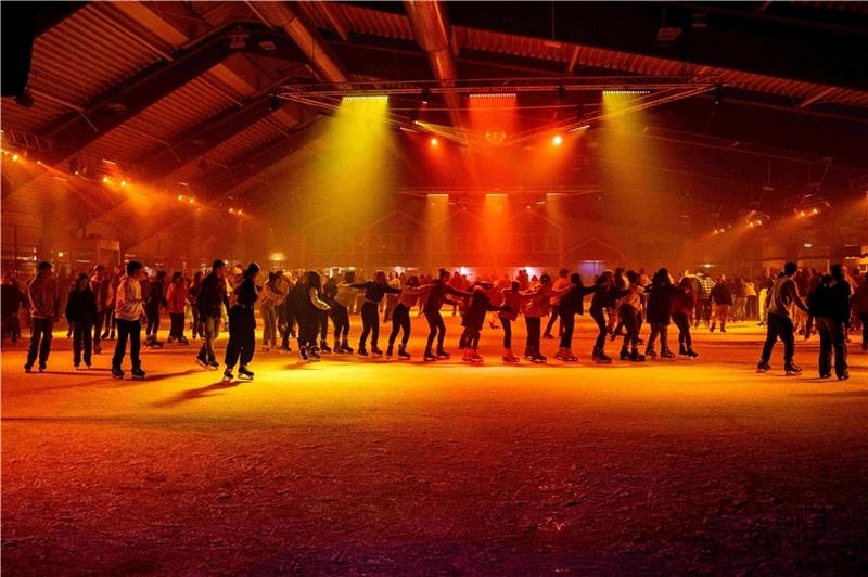 In der Eishalle darf mit und ohne Schlittschuhe zu Après-Ski-Hits getanzt werden. Foto: Martin Elsen