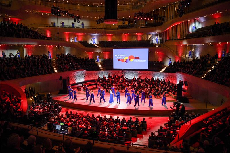 Polit-Prominenz, viel Wind und ein sexy Auftritt bei Einheitsfeier in Hamburg In der Elbphilharmonie gab es große Auftritte und Worte zum Tag der Deutschen Einheit. Foto: dpa