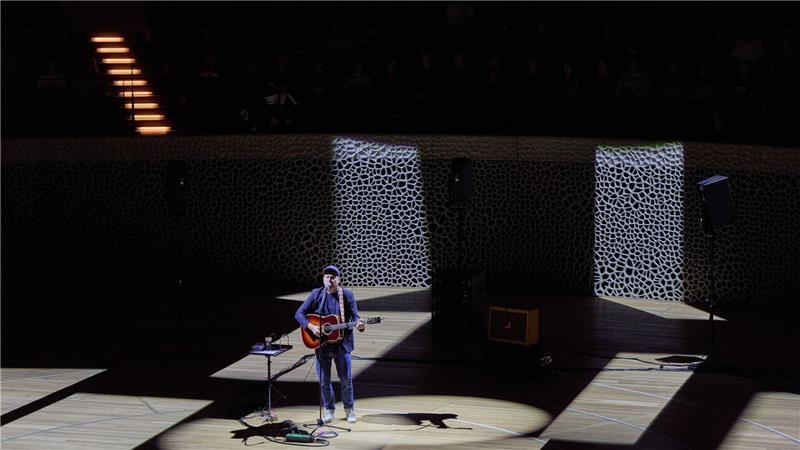 In der Elbphilharmonie wurde Thees Uhlmann von seinen Fans auf einer Reise durch seine Musikkarriere begleiten. 