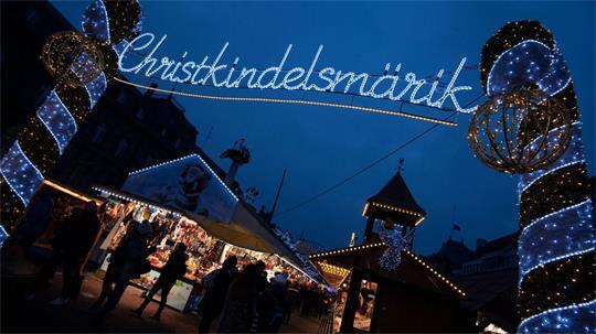 In der Elsassmetropole Straßburg gibt es Streit um die Erneuerung des Eingangsbogens zum berühmten Weihnachtsmarkt (Archivbild).